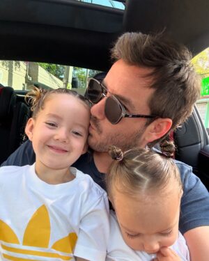 Juan Diego Covarrubias Instagram - Mientras esperamos a que abran el cole, les encanta sentarse conmigo, escuchamos música, bailamos y también hacen como que manejan 😍😍