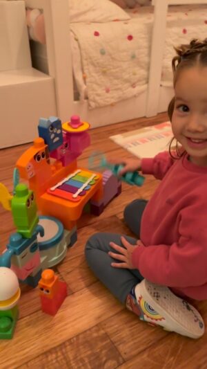 Juan Diego Covarrubias Instagram - Mi China hermosa desarrollando su lado artístico! Me encanta verte aprender tanto y que eres tan felíz jugando, siempre te quiero ver así mi chiquita preciosa 🥰😍 te amo