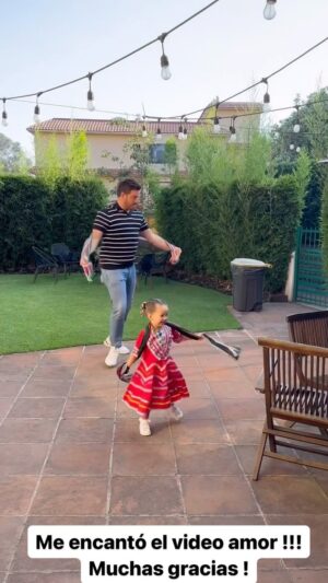 Juan Diego Covarrubias Instagram - Me hiciste el día con este video amor @renataharoptt Muchas gracias por todo, me hacen el hombre más feliz sobre la tierra y el universo entero ! FELIZ DÍA DEL PADRE A TODOS !