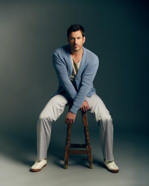 Juan Diego Covarrubias Instagram - ✨ ¡Descubre el irresistible encanto del actor Juan Diego Covarrubias en nuestra sección de moda! 

¡Descarga la revista en nuestro enlace en la biografía! 🔗

FOTOGRAFÍA: @eduardoraos 
ESTILISMO: @sir.styling 
MAQUILLAJE Y PEINADO: @aleromua 
AGENCIA: @makeitprensa 
PRODUCCIÓN: @luiswolosky 

#RevistaEresMéxico