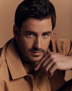 Juan Diego Covarrubias Instagram - ✨ ¡Descubre el irresistible encanto del actor Juan Diego Covarrubias en nuestra sección de moda! 

¡Descarga la revista en nuestro enlace en la biografía! 🔗

FOTOGRAFÍA: @eduardoraos 
ESTILISMO: @sir.styling 
MAQUILLAJE Y PEINADO: @aleromua 
AGENCIA: @makeitprensa 
PRODUCCIÓN: @luiswolosky 

#RevistaEresMéxico