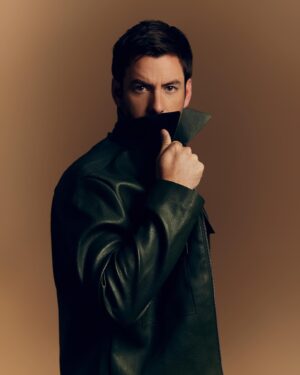 Juan Diego Covarrubias Instagram - ✨ ¡Descubre el irresistible encanto del actor Juan Diego Covarrubias en nuestra sección de moda! 

¡Descarga la revista en nuestro enlace en la biografía! 🔗

FOTOGRAFÍA: @eduardoraos 
ESTILISMO: @sir.styling 
MAQUILLAJE Y PEINADO: @aleromua 
AGENCIA: @makeitprensa 
PRODUCCIÓN: @luiswolosky 

#RevistaEresMéxico