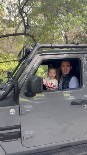 Juan Diego Covarrubias Instagram - Cuando mi esposa @renataharoptt se fué de viaje con Mika… yo aproveché para llevarme a China a mi trabajo y poder pasar más tiempo con ella. La pasamos muy bien, le fascina estar en el campo, había caballos y un río hermoso, donde pudo tocar el agua. Gracias compañerita de la vida te amo mucho Renatita @chinaymika
Y gracias también a @mariluzbermudez1 por grabar este video que significa muchísimo para mí !  El Jeep es de @motormexagdl  y está todo equipado por @monroyparts