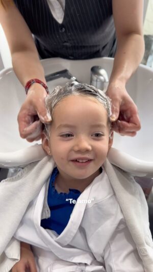 Juan Diego Covarrubias Instagram - Primera vez de China al salón de belleza ! (Vieron mi corona de Elsa ?)