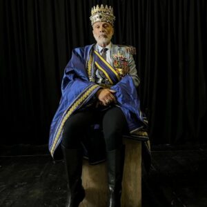 Juan Fernández Instagram - Aunque no soy mago, soy rey. Y aunque reino solo, valgo por tres. Feliz día de Reyes.
@pentacionespectaculos #cultura #espectáculos #actor #actors #actorlife #acting  #theater #teatro #tvseries #tvshow #celebrities #lgtbi #lgtb #lgtbespaña #gayfriendly