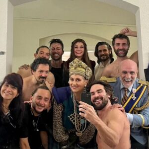 Juan Fernández Instagram - Preparados para salir a escena, penúltimo día en Valencia.
@pentacionespectaculos @teatroolympia #cultura #espectáculos #actor #actors #actorlife #acting  #theater #teatro #tvseries #tvshow #celebrities #lgtbi #lgtb #lgtbespaña #gayfriendly