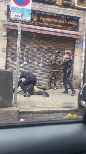 Juan Fernández Instagram - España "que no se considera un país racista" critica a la policía americana por las formas en que son detenidas  las personas racializadas. Que ocurre cuando esos mismos métodos son utilizados por la policía española?
Esto ocurrió este 29 de Marzo a las 7:00 en el barrio de Lavapiés, en Madrid.