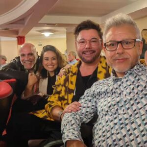 Juan Fernández Instagram - En el teatro rodeado de amor y de mucho, pero mucho arte. @encarna.anillo @miguelpoveda @e_canales_r
#flamenco #sevilla #triana #cadiz ##badalona #chile #music #arte #cultura #guitarra #cante #baile #instagood #actor #actors #actorlife #acting  #theater #teatro