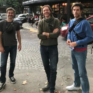 Juan Gil Navarro Instagram - "Cuidado con Los Perros" 
De la última a la primera foto, cuando sólo nos podíamos juntar a leer y pensar en una plaza. Un año y medio entre la primera y la última... 
Dos enormes amigos, compañeros y tremendos actores, generosos e inteligentes con quienes aprendí a no tomarme tan en serio. 
Dos hermanos gitanos que me ha regalado este maravilloso oficio y con quienes tengo el orgullo de seguir aprendiendo.
Gracias queridos @perezesteban_ok y @bertolinimariano