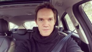 Juan Gil Navarro Instagram - En mi glorioso y super Focus Titanium preparado para sábado de teatro... Gracias @fordargentina