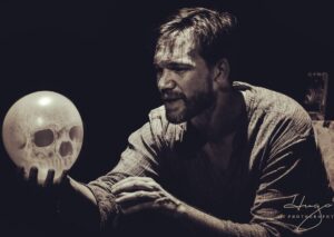 Juan Gil Navarro Instagram - Tratando de negociar con el más allá... (para mejorar el más acá...) Gracias @hugofotoart por tu fotaza en el Teatro Centenario de Colón, Entre Ríos. Abrazo!  #ShakespeareTodosYNinguno cc @jorgevitti @storylabarg