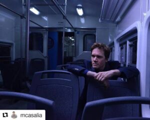 Juan Gil Navarro Instagram - Gracias a vos @mcasalia #lafragilidaddeloscuerpos
0#Repost @mcasalia with @repostapp
・・・
Acá, conmigo!
Gracias  @juangilnavarro  excelente laburo