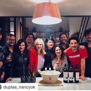 Juan Gil Navarro Instagram - Sublime noche de cata y cena de la mano experta de @agusdealba con @lagardewine Capitana de la organización: @petersoncarla . Equipo de bebedores sin remedio: @pablo_ambrosini @pabloculellok  @ardanaztv @rodrigo_paz84 @petersoncarla @duplaa_nancyok @aruzzireal  @juanminujin y mua...