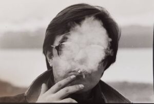Juan Gil Navarro Instagram - Hoy, tres años ya.
Tal vez, sumergido en ese mar de humo y nostalgia, fatiga sus pulmones con un tabaco que acortará su vida pero también el dolor por sus errores y su ansiedad por repararlos.
Felíz cumpleaños Manolito.