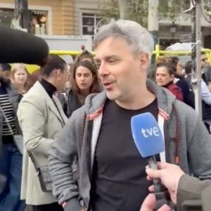 Juan Gómez-Jurado Instagram - Otro año más en Barcelona y otro Sant Jordi maravilloso. Es increíble ver una ciudad volcada con la lectura. Deseando que llegue al año que viene. Muchas gracias a todos. Os quiero mucho. ❤️