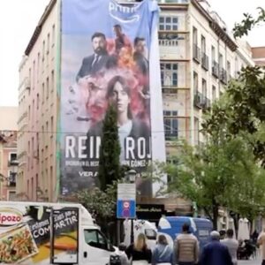 Juan Gómez-Jurado Instagram - Si vais a dar un paseo por el centro de Madrid, no dejéis pasar la oportunidad de ver esta fantasía de mural de #ReinaRoja que han pintado en la Plazuela de Santiago. ¡Enseñadme vuestras fotos!