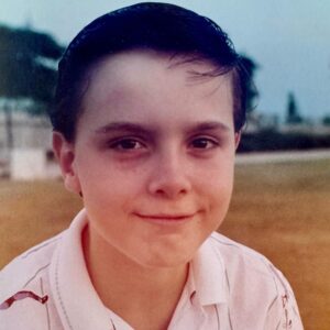 Juan Gómez-Jurado Instagram - Dile a este niño de trece años (que acaba de decidir que quiere contar historias) que no tenga miedo ni dudas. Que un día (quizás mañana) existirá #ReinaRoja. Que un día el talento de más de 500 personas se aunará para dar vida a dos personajes que ilusionarán a millones. Que no se preocupe de preferir Batman y Mortadelo antes que Góngora y Joyce. Dile a este niño que esas ojeras que le causa leer bajo la manta con la linterna (porque necesita saber qué le pasa a Tarzán o a Sandokán) que esas ojeras son medallas. Dile a ese niño que no siempre va a estar solo, que algún día tendrá los mejores amigos del mundo, que serán su familia, la mejor posible. Dile a ese niño que todo saldrá bien. Que siga confiando en que el mundo es un lugar donde la luz, el amor y la tortilla de patatas triunfan, sin importar lo mucho que aquellos a quienes benefician la oscuridad, la envidia y el odio intenten convencernos de lo contrario. Dile a este niño que duerma esta noche, que Antonia y Jon ya son de verdad.