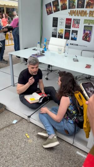 Juan Gómez-Jurado Instagram - Aunque tú no lo sepas, esto es lo que más feliz me hace del mundo. Once horas firmando, el cuerpo roto pero el alma llena. ¿Nos vemos el viernes 14 en la última firma?