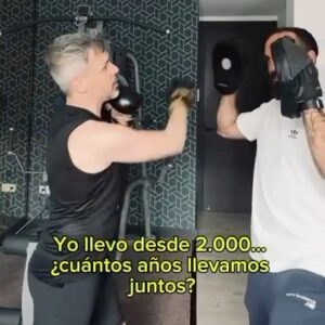 Juan Gómez-Jurado Instagram - De boxear ni puta idea, pero por lo menos sigo respirando a mis 46 años. Seguid a @marcoslorentept y contactad con él si os animáis a hacer deporte con las máximas garantías. 🥰😉