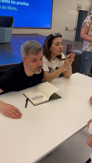 Juan Gómez-Jurado Instagram - Ayer @babsimon22 y yo lo pasamos genial con todos los #Herederos que vinieron a vernos a la Casa del Lector. Puede que se me escapara algún cosa, pero espero que me guardéis el secreto. 🥰