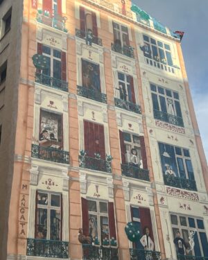 Juan Gómez-Jurado Instagram - Madrid es uno de los personajes más importantes de #ReinaRoja y por eso queríamos representarlo en un mural, formando parte de la ciudad. ¿Podéis encontrar todas las referencias y personajes?

Está en la Plazuela de Santiago y si os pasáis a verlo espero ver todas vuestras fotos 👑

Hecho por los artistazos que son @felixdiazesc y @erik_air