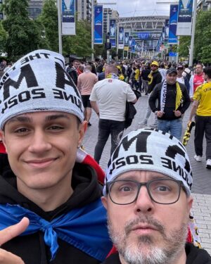 Juan Gómez-Jurado Instagram - Después de dieciséis años llevándole al furgol, hoy me ha traído él a mí. 🫠🫠🫠