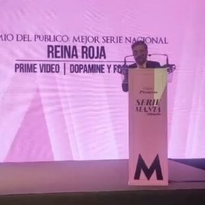 Juan Gómez-Jurado Instagram - No os hacéis una idea de lo que me emociona ver a @koldo_serra recoger el premio del público a la mejor serie nacional para #ReinaRoja en los Premios Seriemanía. Un galardón muy especial, porque lo elegís vosotros. 🥰