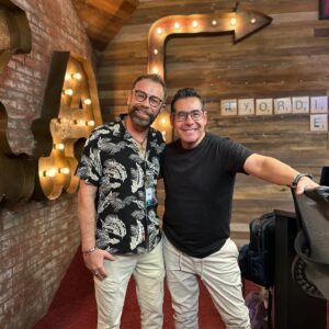 Juan Manuel Bernal Instagram - ¡Que buena entrevista tuvimos con @juanmanuelbernal 🎥! Nos platicó acerca de la obra #MadresEHijos 🎭 en #YordiEnExa con @yordirosadooficial y @soymanolofer en el 104.9 FM 📻