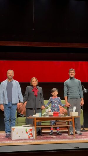 Juan Manuel Bernal Instagram - 🚶🏻‍♂️🫀 Teatrer@s, tuve el enorme privilegio de presenciar el ensayo general de “MADRES E HIJOS” de la dramaturgia de Terrence McNally, dirigida por el gran @diegodelriog y producida por @oscaruriel71 @bh5studios 

¡GRAN ESTRENO 10 DE MAYO! Esta puesta en escena, se los garantizo, es ¡IMPERDIBLE! Todas, todos y todes deben regalarse 1 hora con 43 minutos de un trabajo escénico que no sólo es foro de excelentes intérpretes, sino que a través de una dirección astuta y generosa, es escaparate de la realidad profundamente humana.

@madresehijosteatro es un texto que además de honrar a las familias diversas, atraviesa las nociones de amor y dolor, viajando por las barreras generacionales del tiempo, el recuerdo y el olvido, y pone a prueba las acepciones de lo digno. El @teatromilan_forolucerna está por albergar una joya que tiene que ser vista para que cumpla su misión: atravesar.

🫀 Las actuaciones y energía de @juanmanuelbernal y @eugenio___rubio abandonan el camino de habitar lo usual y se desarrollan con suma potencia en el espectro de la verdad. Y qué privilegio ver el trabajo de la primera actriz Diana Bracho @diana_bracho_oficial , sensata, calmada, PRESENTE. Enhorabuena a @luca_guerra_navarro que con dulzura nos recuerda que no hay mejor momento para habitar personajes, que la inocencia de la infancia (alterna @antuatrejo).

📌 Próximamente review en @callme_teatrero porque hay mucho, mucho más que decir. Si esto fue el ensayo, lo que promete su temporada.

🎟️🚶🏻‍♂️Voy al teatro, ¿me acompañas?
@luisbeltranp_ @callme_teatrero 
.
.
.
Gracias @iqagencia_rp @icunacury05 @angieramirez_10