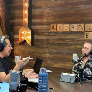 Juan Manuel Bernal Instagram - ¡Que buena entrevista tuvimos con @juanmanuelbernal 🎥! Nos platicó acerca de la obra #MadresEHijos 🎭 en #YordiEnExa con @yordirosadooficial y @soymanolofer en el 104.9 FM 📻