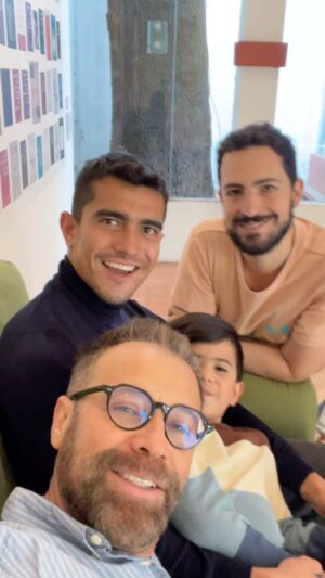 Juan Manuel Bernal Instagram - Ya tienen sus boletos? Arrancamos el 10 de mayo @madresehijosteatro allí nos vemos!!