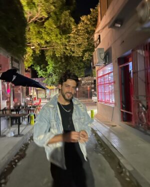 Juan Manuel Guilera Instagram - Hermosa secuencia titulada:
“Cuando te pegó eso”
Barrio palermo.
Locura transparente diría Andrés.
Chau Buenos Aires!
Ph la crah @sofipeniax