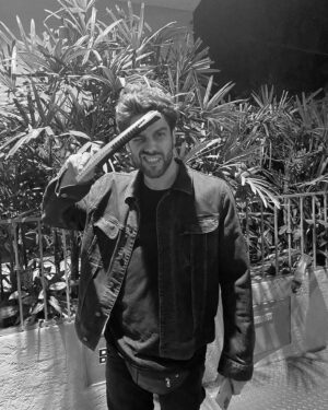 Juan Manuel Guilera Instagram - Te subiste a un escenario de dementes
No preguntas: “ahora qué voy a hacer?”
Vas a abrir la boca 
y se nos van a caer los dientes...