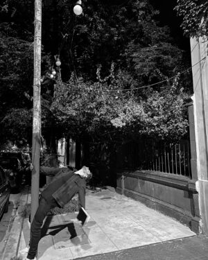 Juan Manuel Guilera Instagram - Te subiste a un escenario de dementes
No preguntas: “ahora qué voy a hacer?”
Vas a abrir la boca 
y se nos van a caer los dientes...
