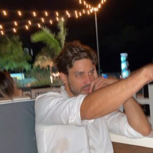 Juan Manuel Guilera Instagram - Qué hora es? Tenés una mancha. Tengo las manos en el pavimento porque estoy buscando estrellas... pero solamente encontré un par de payasos en el puerto que se reían. Creo que se reían. No quise saber de qué. Cosa de ellos, pensé.