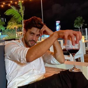 Juan Manuel Guilera Instagram - Qué hora es? Tenés una mancha. Tengo las manos en el pavimento porque estoy buscando estrellas... pero solamente encontré un par de payasos en el puerto que se reían. Creo que se reían. No quise saber de qué. Cosa de ellos, pensé.