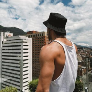 Juan Manuel Guilera Instagram - Un aliento con
sabor a fucsia
