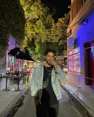 Juan Manuel Guilera Instagram - Hermosa secuencia titulada:
“Cuando te pegó eso”
Barrio palermo.
Locura transparente diría Andrés.
Chau Buenos Aires!
Ph la crah @sofipeniax