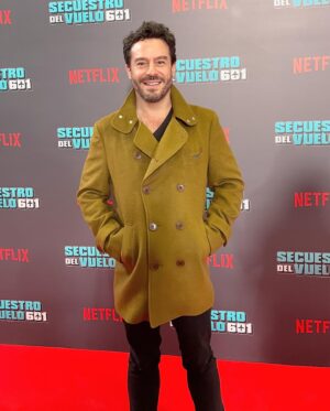Juan Pablo Espinosa Instagram - Anoche en la Premiere de “Secuestro Del Vuelo 601” está INCREÍBLE! Felicitaciones a todos en esta producción! @netflixlat @netflixcolombia 
#secuestrodelvuelo601

Y Gracias a mis amigos de @whitman_co por mi abrigo 🙏🏼