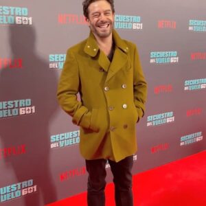 Juan Pablo Espinosa Instagram - Anoche en la Premiere de “Secuestro Del Vuelo 601” está INCREÍBLE! Felicitaciones a todos en esta producción! @netflixlat @netflixcolombia 
#secuestrodelvuelo601

Y Gracias a mis amigos de @whitman_co por mi abrigo 🙏🏼