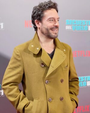 Juan Pablo Espinosa Instagram - Anoche en la Premiere de “Secuestro Del Vuelo 601” está INCREÍBLE! Felicitaciones a todos en esta producción! @netflixlat @netflixcolombia 
#secuestrodelvuelo601

Y Gracias a mis amigos de @whitman_co por mi abrigo 🙏🏼