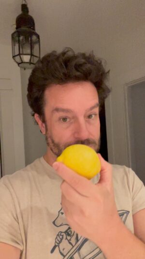 Juan Pablo Espinosa Instagram - Pasta al Limón 🍋 

Es super fácil y rápida de hacer! 
Aquí en Estados Unidos los limones amarillos son los que más se usan, y se los recomiendo para esta receta, su ralladura es menos agria, su jugo es menos ácido y queda perfecto con el queso Parmesano 😜

-3 limones 🍋
-3 cucharadas de mantequilla
-1/2 libra de pasta de su preferencia (preferiblemente larga)
-2 cucharadas de pimienta molida
-1 cucharadita de sal
-queso parmesano al gusto

Disfruten! Me cuentan cómo les va! 🙏🏼🤍

#pasta #receta #facil #recipe