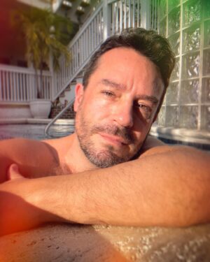 Juan Pablo Espinosa Instagram - Así, calmadito, relajado 

Just like that, Relaxed, and calm