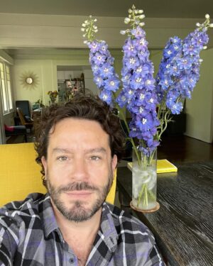 Juan Pablo Espinosa Instagram - Obsesionado con estas flores (Delphinium)
Este azul es raro en flores 💙
Les aconsejo ponerle hielo a sus flores en el agua! 
Van a ver cómo duran! 

Obsessed with these flowers (Delphinium) 
This blue is so rare in flowers 💙
A little tip, add ice to your flower water and see how much longer they last!