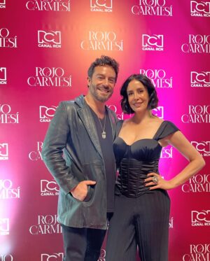 Juan Pablo Espinosa Instagram - Gracias mi @cristicampuzano por esta invitación! 
Celebrándote hoy y siempre! 💋
Hoy estrenan #rojocarmesí Muy orgulloso de mi @cristicampuzano, @nataduranv, @libretista @aidamoralesactriz @lagaita @lauradeleonc @myaduranduran @maialandaburuf @_miss_wills_ @cristinawarner @mahelenadoering @natashaklauss27 @yeimypv @sonirojasd @canalrcn y todo este fenomenal Elenco 👏🏼👏🏼👏🏼