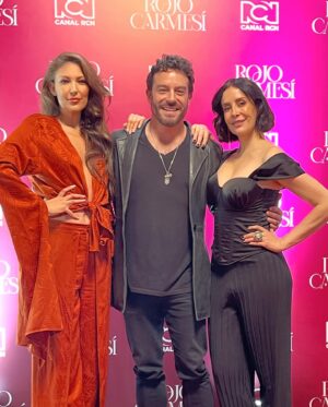 Juan Pablo Espinosa Instagram - Gracias mi @cristicampuzano por esta invitación! 
Celebrándote hoy y siempre! 💋
Hoy estrenan #rojocarmesí Muy orgulloso de mi @cristicampuzano, @nataduranv, @libretista @aidamoralesactriz @lagaita @lauradeleonc @myaduranduran @maialandaburuf @_miss_wills_ @cristinawarner @mahelenadoering @natashaklauss27 @yeimypv @sonirojasd @canalrcn y todo este fenomenal Elenco 👏🏼👏🏼👏🏼