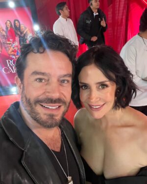 Juan Pablo Espinosa Instagram - Gracias mi @cristicampuzano por esta invitación! 
Celebrándote hoy y siempre! 💋
Hoy estrenan #rojocarmesí Muy orgulloso de mi @cristicampuzano, @nataduranv, @libretista @aidamoralesactriz @lagaita @lauradeleonc @myaduranduran @maialandaburuf @_miss_wills_ @cristinawarner @mahelenadoering @natashaklauss27 @yeimypv @sonirojasd @canalrcn y todo este fenomenal Elenco 👏🏼👏🏼👏🏼
