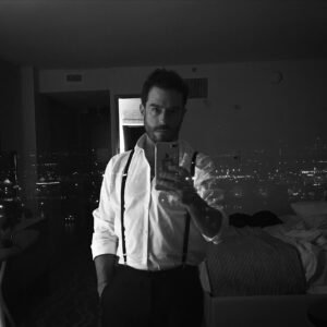 Juan Pablo Espinosa Instagram - #tbt una noche en Miami en el 2017 después de unos premios 

🖤🤍

#tbt to a night in Miami in 2017 after an award ceremony