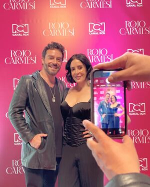 Juan Pablo Espinosa Instagram - Gracias mi @cristicampuzano por esta invitación! 
Celebrándote hoy y siempre! 💋
Hoy estrenan #rojocarmesí Muy orgulloso de mi @cristicampuzano, @nataduranv, @libretista @aidamoralesactriz @lagaita @lauradeleonc @myaduranduran @maialandaburuf @_miss_wills_ @cristinawarner @mahelenadoering @natashaklauss27 @yeimypv @sonirojasd @canalrcn y todo este fenomenal Elenco 👏🏼👏🏼👏🏼
