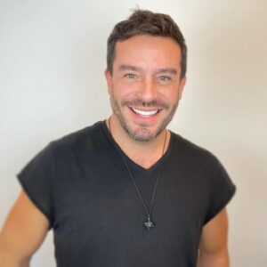 Juan Pablo Espinosa Instagram - Sonriéndole a la vida y recordando que 
TODO ES POSIBLE 🙏🏼
Espero que estén teniendo una semana fenomenal ! 
Les mando besos y abrazos! 

🙏🏼🤍

Smiling at life, and reminding myself 
EVERYTHING IS POSIBLE 🙏🏼
Hope everyone is having a phenomenal week! 
sending hugs and kisses to everyone!